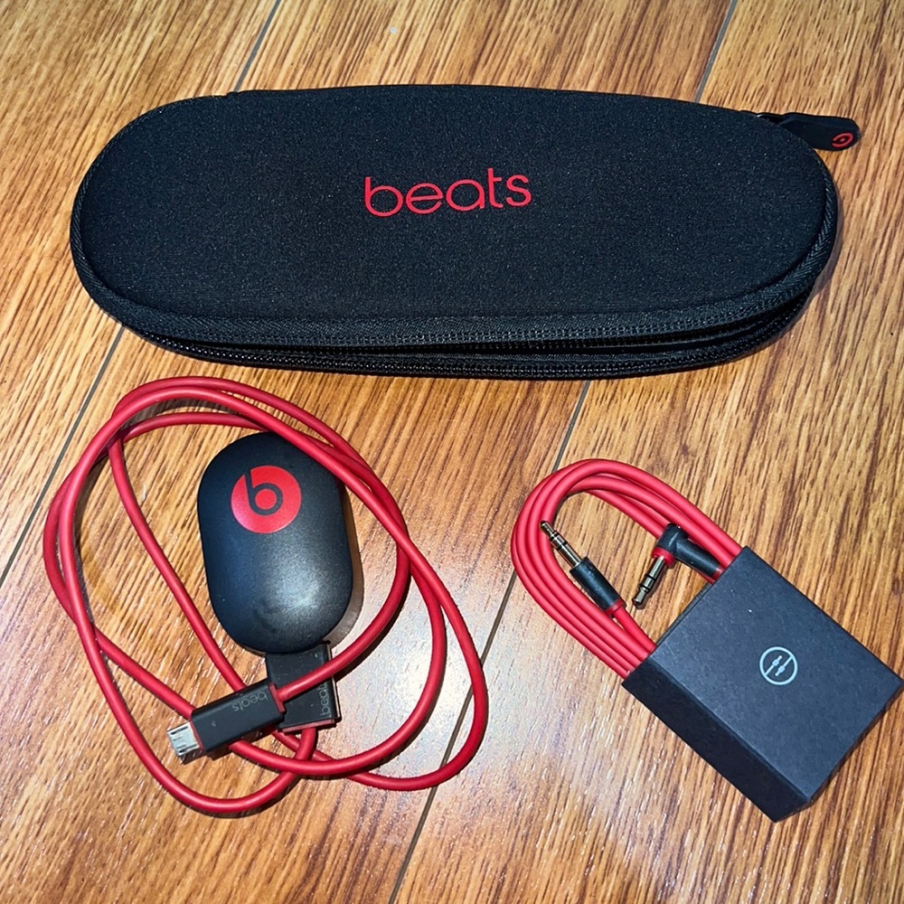 BEATS speaker cover case, usb charger and connector chord